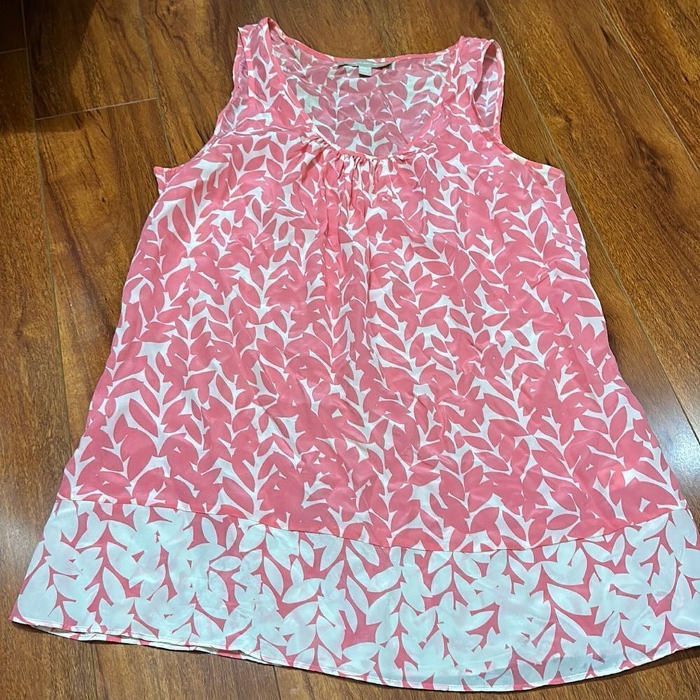 Banana Republic leaf print 100% silk blouse small Pink White